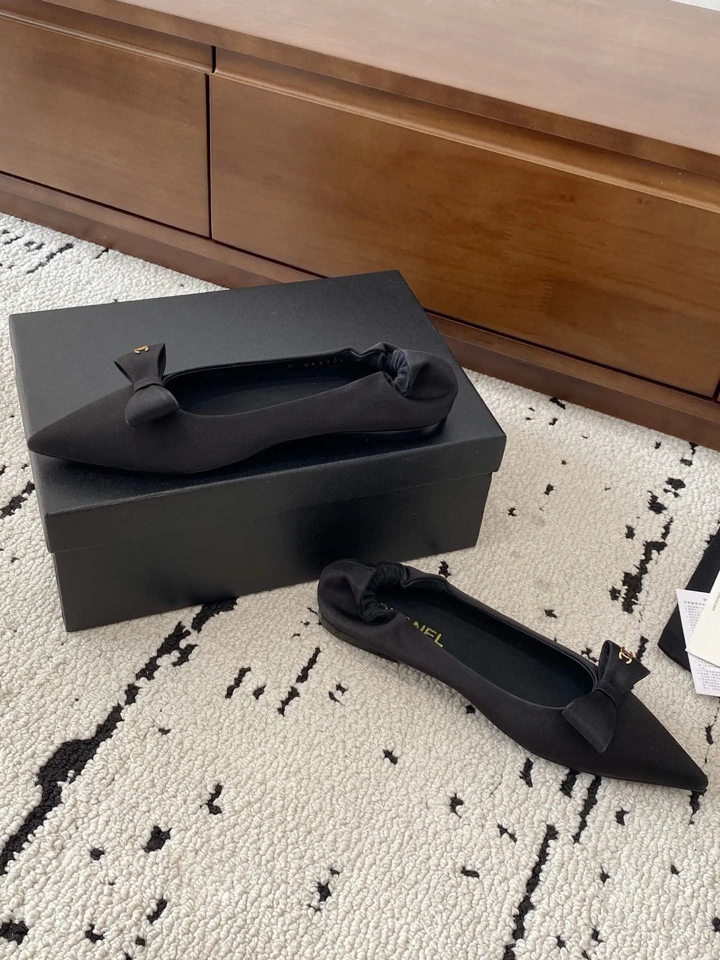 👟👟Ex-factory price 600👟👟 🍀CHANEL25A spring and summer latest bow fashion shoes. Many Internet celebrity fashion bloggers have planted grass. They are high-end and comfortable, matching the skirts of goddesses. Irregular small pointed toes, full of fashion and femininity. The exclusive flat heels of the evening series have completely impressed me throughout the season's lookbook. They are simple and yet detailed, easy to wear and not tiring on the feet. Upper: imported cowhide, lining: mixed sheepskin, sole: Italian genuine leather outsole Size: 35-41 (custom-made 40-41 non-returnable) 👉
